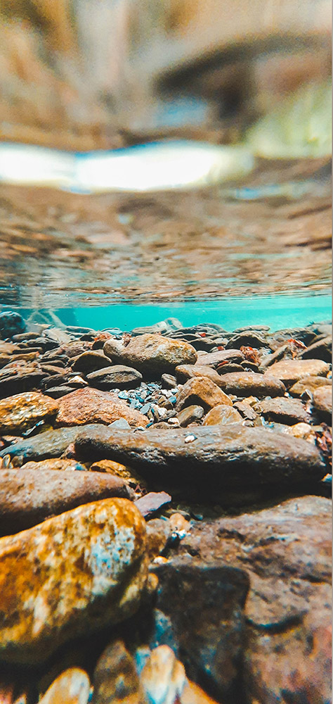 Гледка на камъни и вода в река Бяла река
