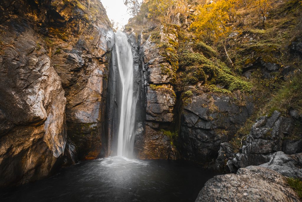 Фотински водопад през есента