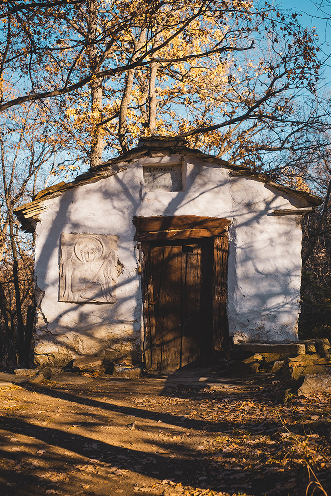 Предната врата на параклис Свети Архангел по пътя към Момина скала
