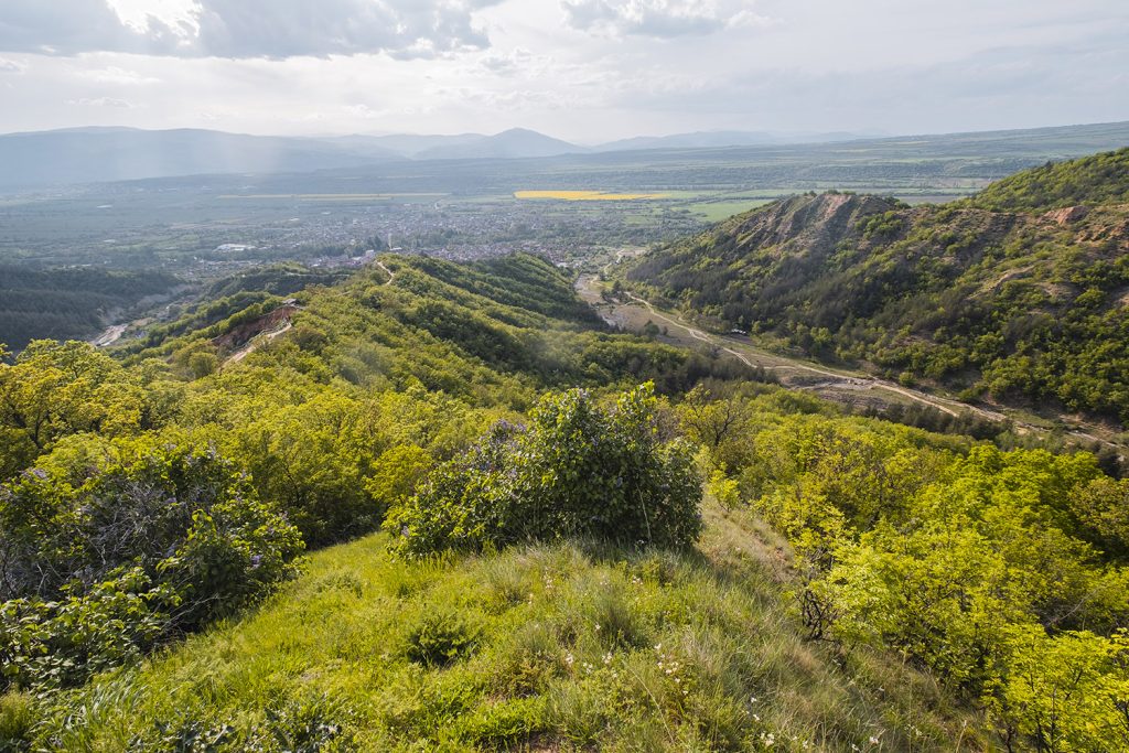 Гледка към село Стоб от Стобските пирамиди.