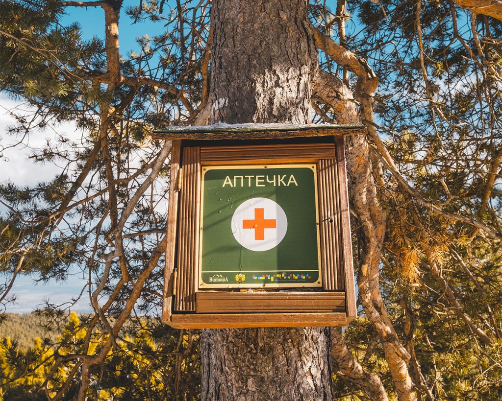 Аптечка закачена на дърво в планината