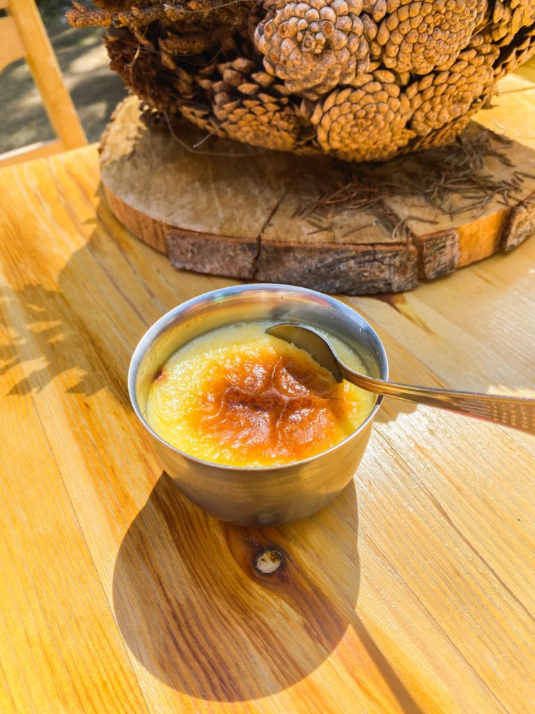 Вкусен крем карамел в хижа Момчил Юнак