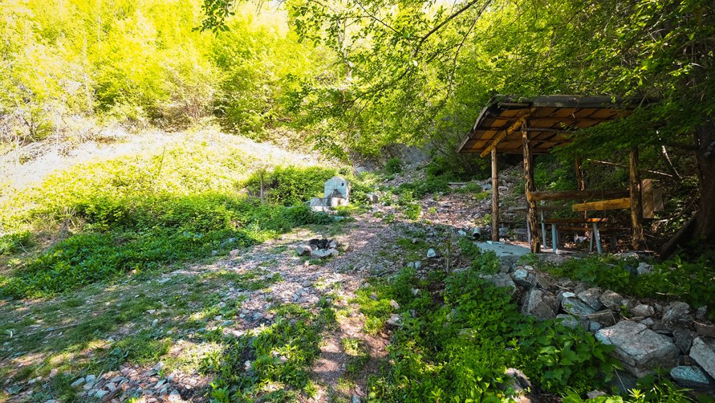 Беседката с чешмата покрай пътя към Сувчарско пръскало